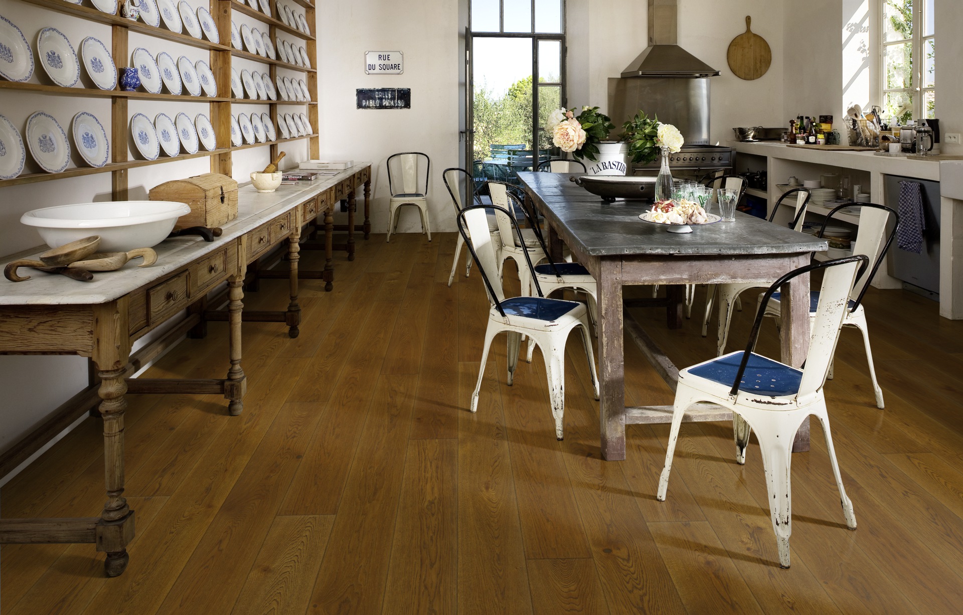 Паркетная доска Kahrs Новая классика Дуб Янтарь Nouveau Rich 151N8AEKQ1KW240 Lively 2420×187×15 фото в интерьере